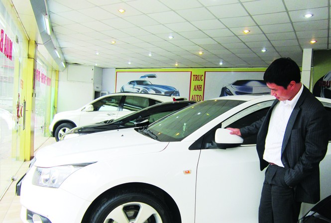 'Đóng băng' vì thuế, phí 'khủng' Trước sức ép phí, lệ phí, thuế thị trường ô tô trở nên ảm đạm. Ảnh: PV