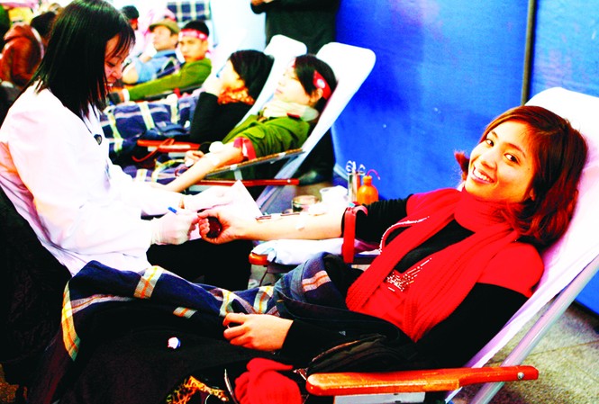 'Cha đẻ' của phong trào hiến máu Hiến máu trong ngày Chủ nhật Đỏ năm 2012 Ảnh: Hồng Vĩnh