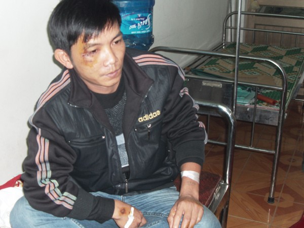 Kiểm lâm nói cấp trên 'nhờ hộ tống' xe gỗ lậu bị lật Kiểm lâm nói cấp trên 'nhờ hộ tống' xe gỗ lậu bị lật