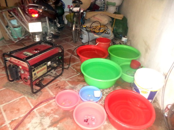 Xung quanh vụ cắt điện, nước của hộ dân tại Hà Nội Hàng ngày ông Thái phải đi xin từ xô nước từ hàng xóm về sinh hoạt