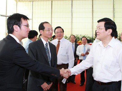 Chủ tịch nước thăm và làm việc tại tỉnh Bình Dương Chủ tịch nước gặp gỡ đại diện các doanh nghiệp tại Bình Dương
Ảnh: ttxvn