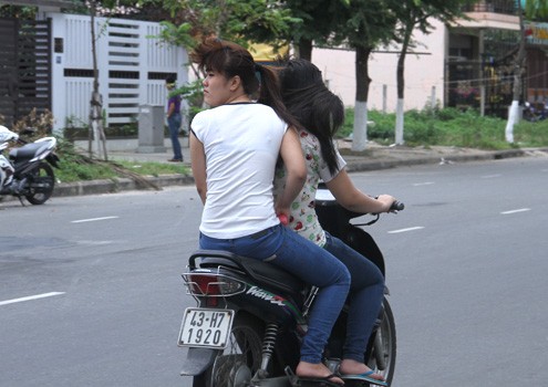 Đầu trần, kẹp ba du Xuân Đầu trần, kẹp ba du Xuân