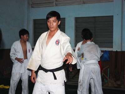Thượng sĩ võ sư Thượng sĩ Thiên Tạo đang dạy võ. Ảnh: T.C