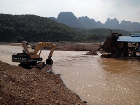 Vàng tặc xé nát sông Bôi Vàng tặc xé nát sông Bôi