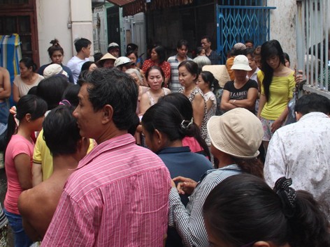 Truy tìm người mẹ bỏ hài nhi bên thùng rác Truy tìm người mẹ bỏ hài nhi bên thùng rác
