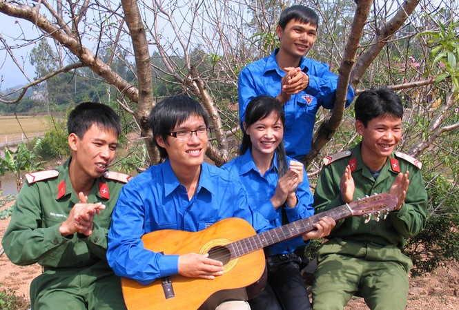 Người lính trên đỉnh Mẫu Sơn Phút thảnh thơi của bộ đội và thanh niên tình nguyện Đoàn KTQP 338