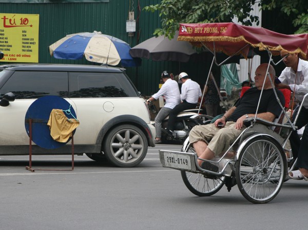 Hà Nội: Phơi quần đùi giữa phố Lê Thái Tổ Chiếc quần đùi được phơi trên tấm biển cấm đỗ xe nằm giữa phố