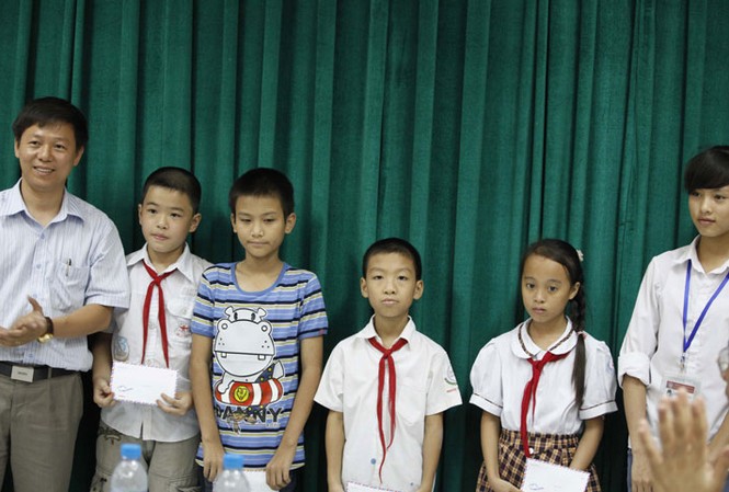 Trao học bổng, quà cho trẻ em nghèo ở Hà Nam Trao học bổng, quà cho trẻ em nghèo ở Hà Nam