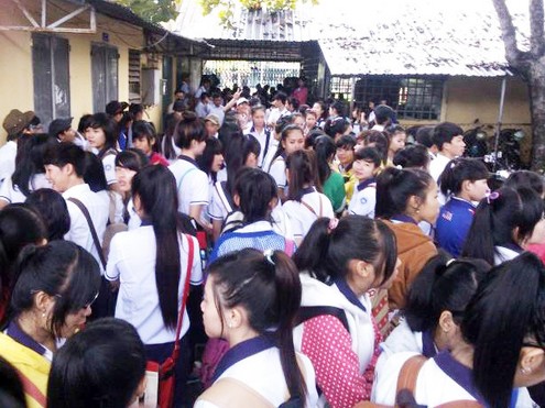 Gần trăm học sinh bị đuổi khỏi lớp vì mặc quần ống hẹp Gần trăm học sinh bị đuổi khỏi lớp vì mặc quần ống hẹp