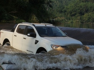 Lái xe đường ngập nước: Đề phòng thủy kích Lái xe đường ngập nước: Đề phòng thủy kích
