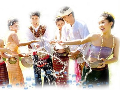 Teen ngực trần khiêu vũ trên phố Teen ngực trần khiêu vũ trên phố
