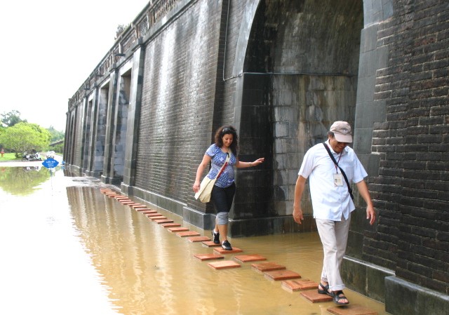 Di sản văn hoá chung sống với biến đổi khí hậu Vẫn thu hút du khách khi nước chưa rút hết