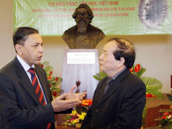 Đặt tượng Tagore tại Bảo tàng Văn học Việt Nam Chủ tịch Hội Nhà văn Việt Nam Hữu Thỉnh và một vị khách Ấn Độ tước tượng Tagore
