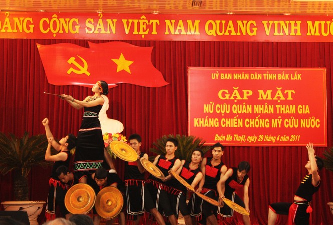 Gặp mặt cựu nữ quân nhân lần thứ nhất Ca nhạc chào mừng tại lễ gặp mặt