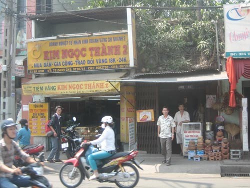 Tiệm vàng nhỏ lơ là chống trộm cướp Tiệm vàng Kim Ngọc Thành 2 (quận Bình Tân - TPHCM) bị cướp vào tối 16-2-2011. Ảnh: Tân Tiến