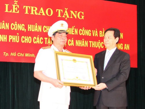 Nhận Huân chương vì thành tích phá chuyên án C509 Nhận Huân chương vì thành tích phá chuyên án C509