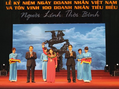 TGĐ Công ty Dược phẩm Tâm Bình được trao tặng Cúp Thánh Gióng TGĐ Công ty Dược phẩm Tâm Bình được trao tặng Cúp Thánh Gióng