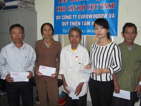 Nhiều cá nhân, tổ chức tiếp tục phối hợp với 'Tiền Phong' giúp dân vùng thiên tai Nhiều cá nhân, tổ chức tiếp tục phối hợp với 'Tiền Phong' giúp dân vùng thiên tai