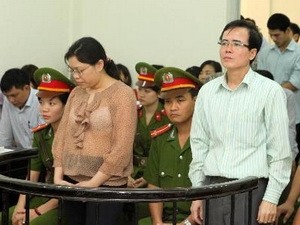Lê Quốc Quân bị phạt 30 tháng tù về tội “Trốn thuế” Bị cáo Lê Quốc Quân (bên phải) và bị cáo Phạm Thị Phương (bên trái) trước vành móng ngựa.
