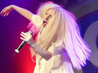 Lady Gaga giả ma dọa khán giả Lady Gaga giả ma dọa khán giả