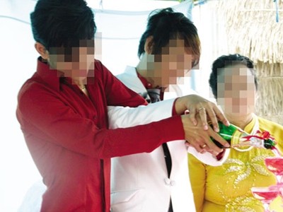 'Nhà gái' trần tình về đám cưới đồng tính nam “Lễ cưới” được tổ chức theo nghi thức truyền thống dưới sự chứng kiến của hai họ - Ảnh: Nhã Quỳnh (Thanh Niên).