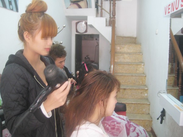 Khi cử nhân chạy xe ôm, cắt tóc Khi cử nhân chạy xe ôm, cắt tóc