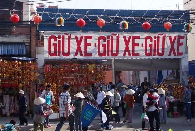 Đi lễ bị móc túi và 'chặt chém' Ăn xin, giữ xe chặt chém trước cổng chùa Bà ở Bình Dương Ảnh: S.N