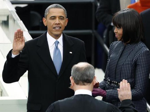 Hình ảnh Tổng thống Mỹ tuyên thệ nhậm chức Tổng thống Mỹ Barack Obama tuyên thệ nhậm chức trước sự chứng kiến của Chánh án John Roberts và đệ nhất phu nhân Michelle Obama