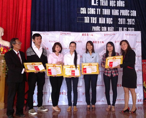 Trao 40 suất học bổng cho SV/HS nghèo vượt khó Trao 40 suất học bổng cho SV/HS nghèo vượt khó