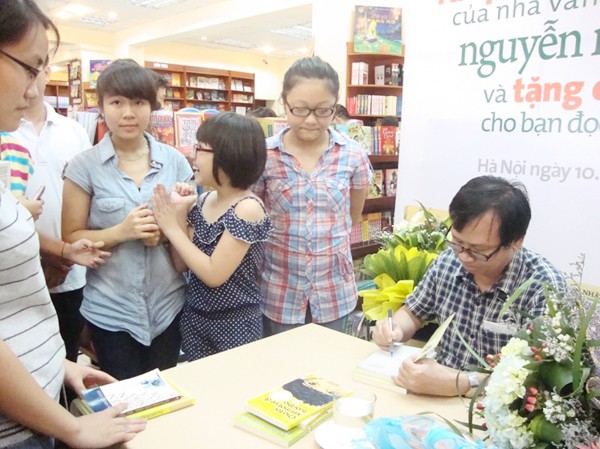 Nguyễn Nhật Ánh đem mèo ra Hà Nội Nguyễn Nhật Ánh ký tặng độc giả Hà Nội. Ảnh:T.Toan