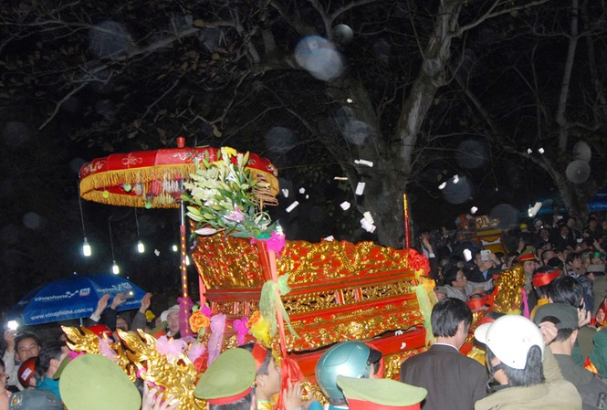 Lễ hội của quyền chức Chen lấn xô đẩy ném tiền may mắn vào kiệu ấn tại hội đền Trần. Ảnh: Minh Đức