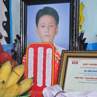 Truy tặng huy hiệu Tuổi trẻ dũng cảm cho Trần Văn Nguyên Truy tặng huy hiệu Tuổi trẻ dũng cảm cho Trần Văn Nguyên