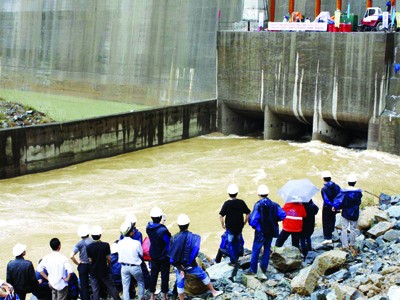 29 hộ dân vẫn ở lòng hồ Thủy điện Sông Tranh 2 Thủy điện Sông Tranh 2 đóng cửa tích nước nhưng vẫn còn 29 hộ dân chưa di dời khỏi lòng hồ