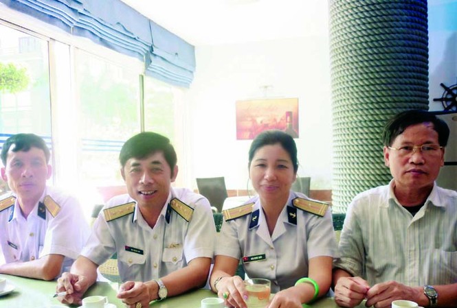 Lính nghe đọc sách trên đảo Vạn Hoa Nhà văn Lê Hoài Nam (phải) và các sĩ quan Nhà Văn hóa Hải quân, những người từng nhiều lần ra đảo