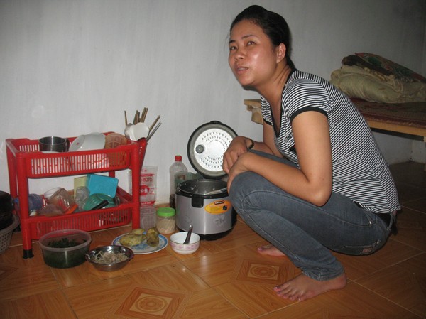 Lương công nhân không đủ nuôi thân Dù mang bầu nhưng Ngọc Yên vẫn chỉ dám ăn cơm với rau và khoai vì cuối tháng hết tiền