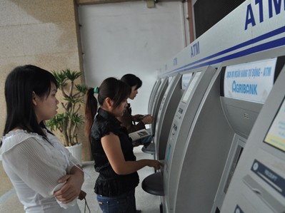 Tết cận kề, lại lo... ATM hết tiền Tết cận kề, lại lo... ATM hết tiền