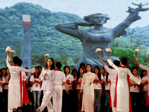 Hùng thiêng đêm giao lưu 'Về miền Đất Đỏ' Hùng thiêng đêm giao lưu 'Về miền Đất Đỏ'