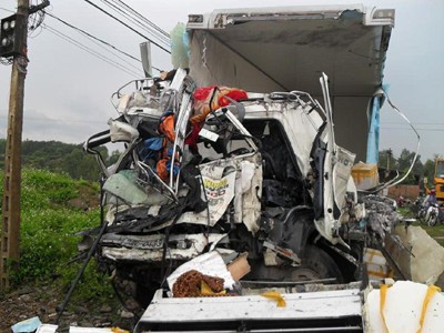Tai nạn giao thông, 4 người chết, 21 người bị thương Đầu xe bị đâm nát trong vụ TNGT ở
Hà Tĩnh Ảnh: M.T