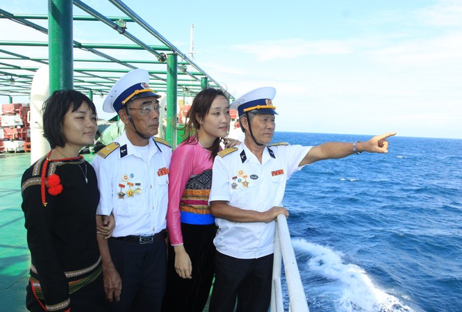Giới trẻ nhìn Tổ quốc từ biển Bạn trẻ và cựu binh tàu không số giữa Biển Đông. Ảnh: Thế Duyệt