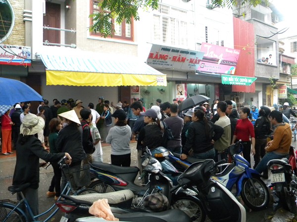 Bất động sản - 'thủ phạm' nhiều vụ vỡ nợ Người dân tụ tập vây quanh nhà bà Nguyễn Thị Dậu tại số 5 phố Nguyễn Thái Học, phường Quang Trung, quận Hà Đông để đòi tiền