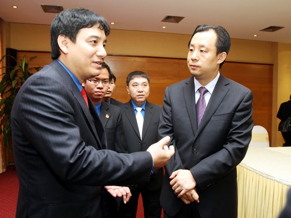 Thủ lĩnh đoàn Việt - Trung chia sẻ kinh nghiệm Bí thư thứ nhất T.Ư Đoàn Nguyễn Đắc Vinh (trái) trao đổi với Bí thư thứ nhất T.Ư Đoàn TNCS Trung Quốc Lục Hạo. Ảnh: Ngọc Thắng
