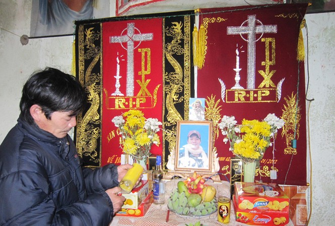 Hàng loạt cuộc điện thoại kêu cứu Ông Lê Công Hoàng thắp hương cho con trai