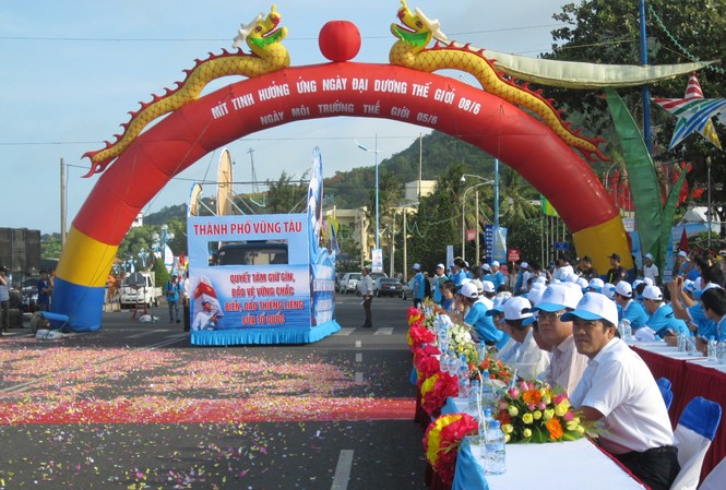 Vươn ra biển, làm chủ biển Mít tinh ngày môi trường và đại dương thế giới sáng nay- ảnh H.T