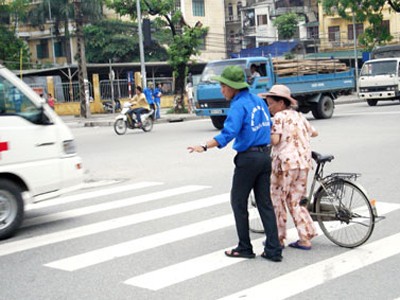 Những người tốt vô danh Thanh niên tình nguyện giúp người dân qua đường Ảnh: M.N