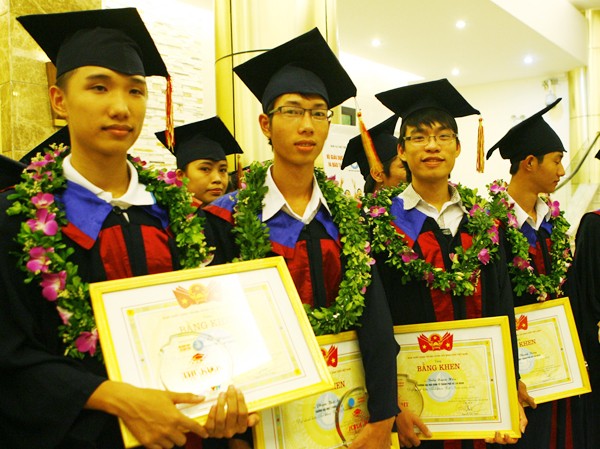 Dùng người tài không phân biệt xuất thân Theo ông Hương, muốn sử dụng tốt nhân tài cần đi đôi với đào tạo, nuôi dưỡng nhân tài