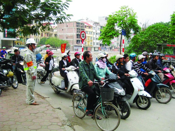 Kỹ sư giao thông đi phân làn: Đường Hà Nội chưa quá tải Kỹ sư trẻ Viện Khoa học và Công nghệ GTVT nghiên cứu chống ùn tắc. Ảnh: DMT