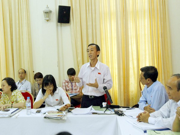 Quốc hội yêu cầu khởi động mạnh tái cơ cấu kinh tế ĐB Trần Hoàng Ngân phát biểu thảo luận tại tổ Ảnh: Hồng Vĩnh