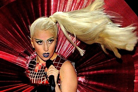 Lady Gaga lại gây sốc khi ký tặng vào vòng 1 của fan Lady Gaga lại gây sốc khi ký tặng vào vòng 1 của fan