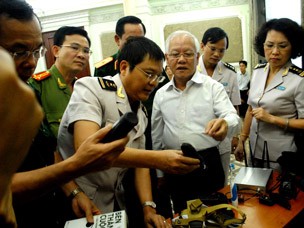 Vàng lậu 'lách' qua cửa khẩu Vàng lậu 'lách' qua cửa khẩu