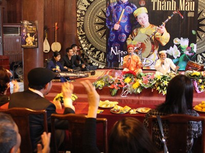Ngọc Ký lên đồng Ngọc Ký, Minh Đức được khán giả đón nhận khá nồng nhiệt trong lần trình diễn nhân ra mắt đĩa hát văn ở Văn Miếu Quốc Tử Giám Ảnh: N.M.Hà